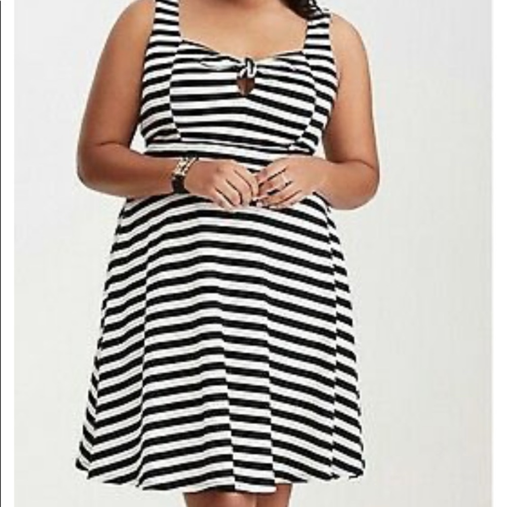 🥰 2/$20 Torrid size 2 white and black dress